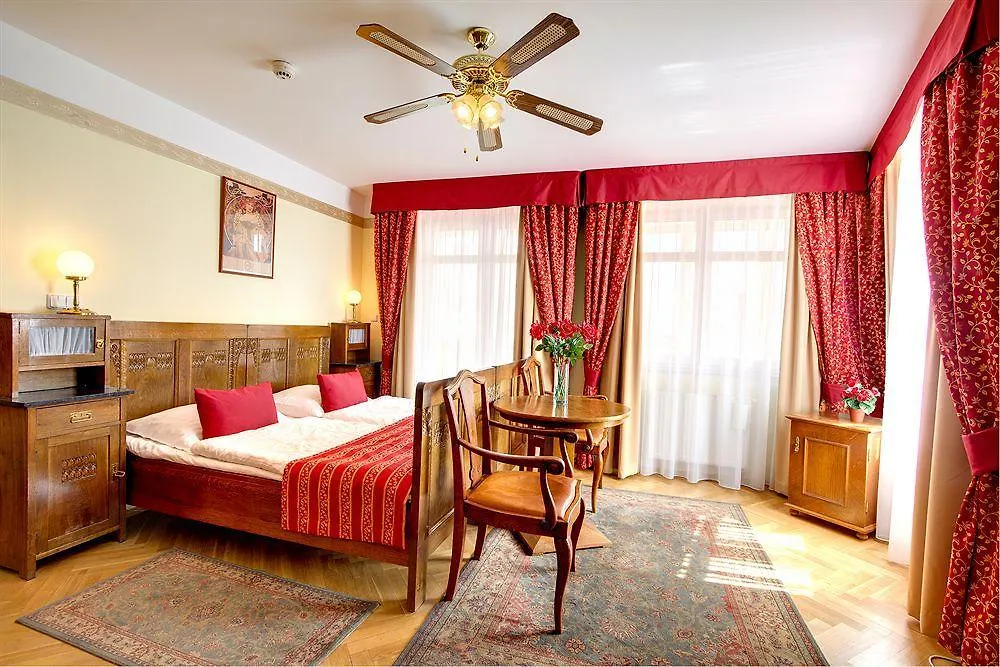 Hotel Mucha Πράγα 4*,