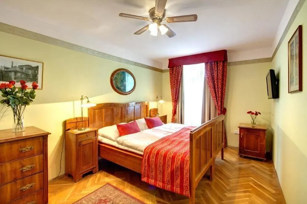 Hotel Mucha Πράγα 4*,
